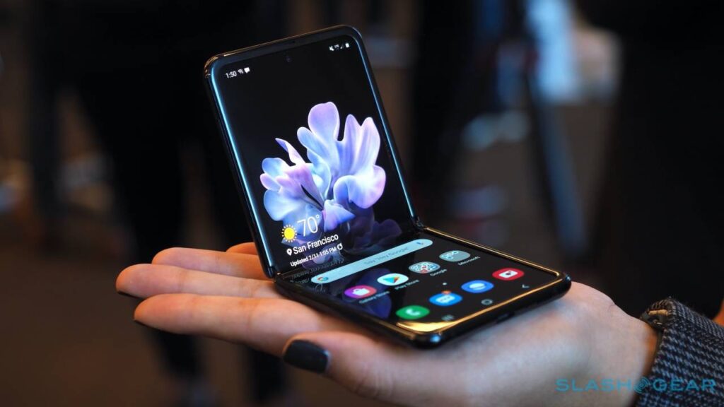 Samsung Galaxy Z Flip สมาร์ทโฟนดีไซน์ใหม่ เก๋ พกพาง่าย gadgetมาใหม่ อัพเดทโลกไซเบอร์ SamsungGalaxyZFlip